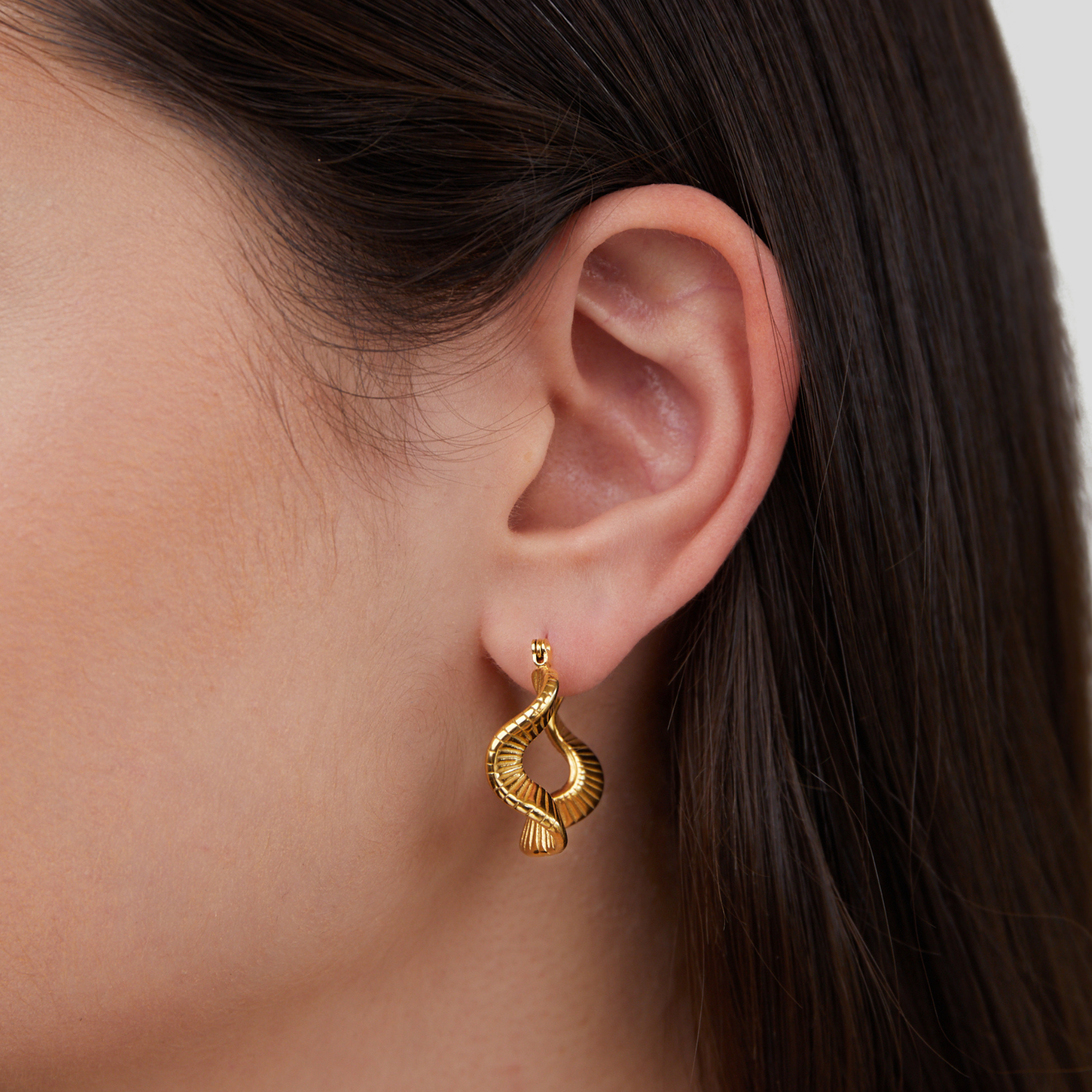 Geometrische Wave Gouden Ronde Oorbellen Secundaire afbeelding