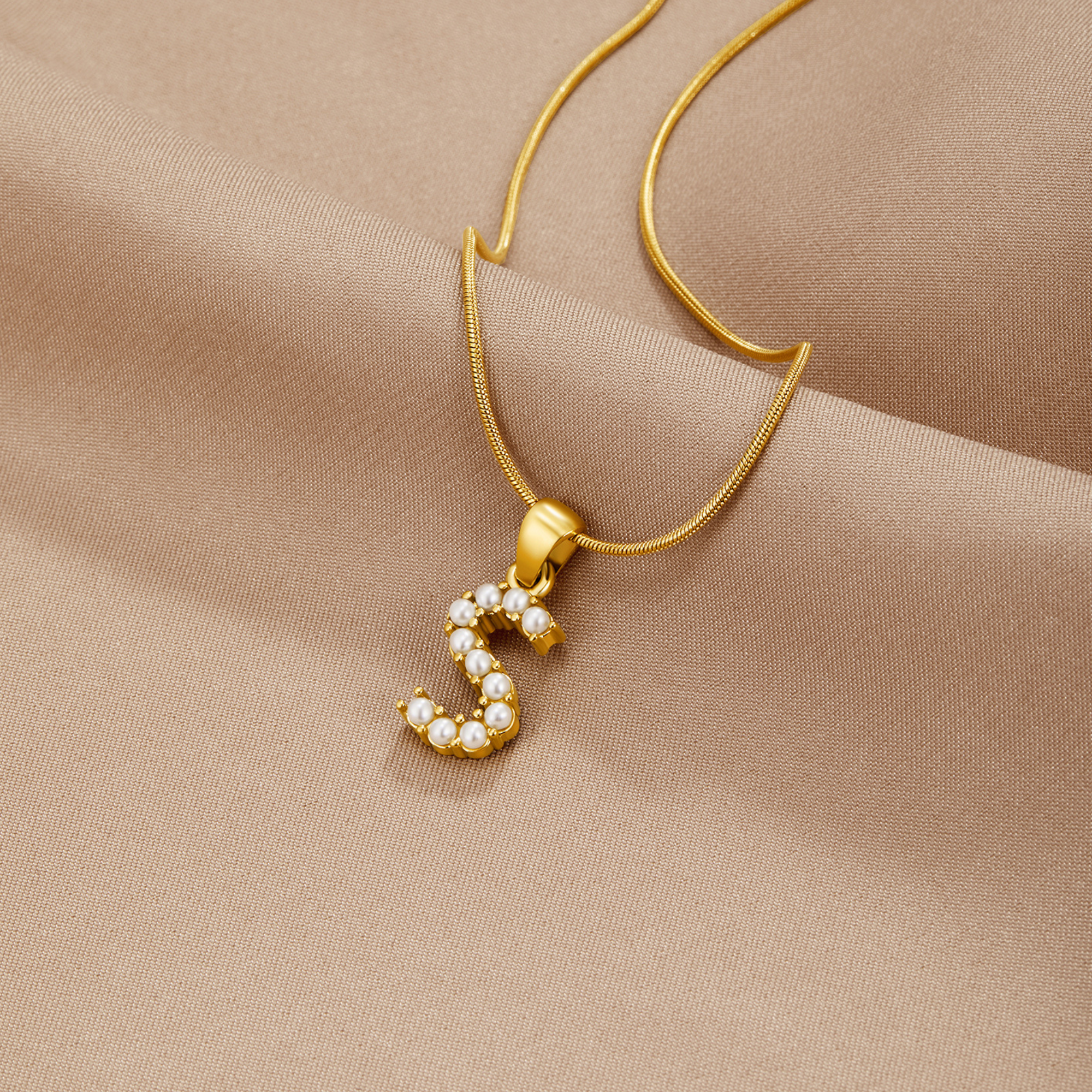 Gouden Letter Parel Charm Ketting