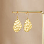 Amaya Hammered Gouden Drop Oorbellen