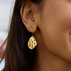 Amaya Hammered Gouden Drop Oorbellen