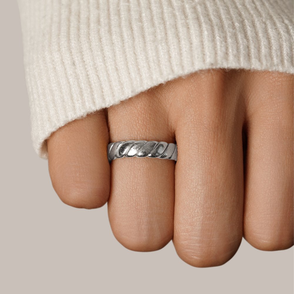 Calira Gevlochten Infinity Zilveren Ring Secundaire afbeelding