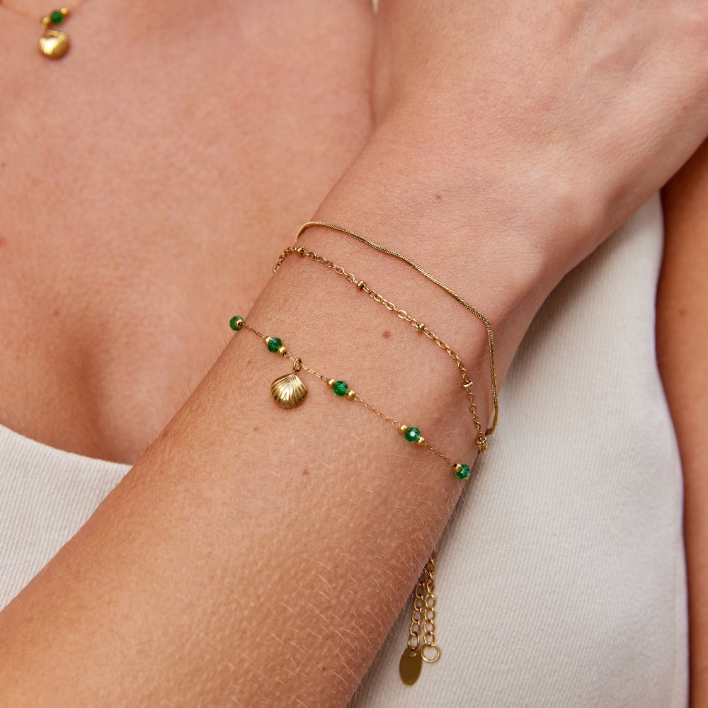 Nerissa Gouden Shell & Green Bead Armband