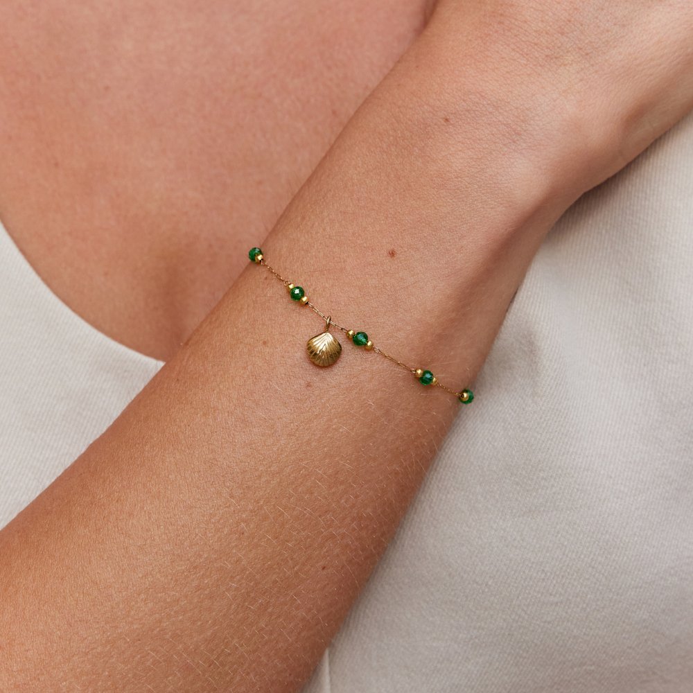 Nerissa Gouden Shell & Green Bead Armband