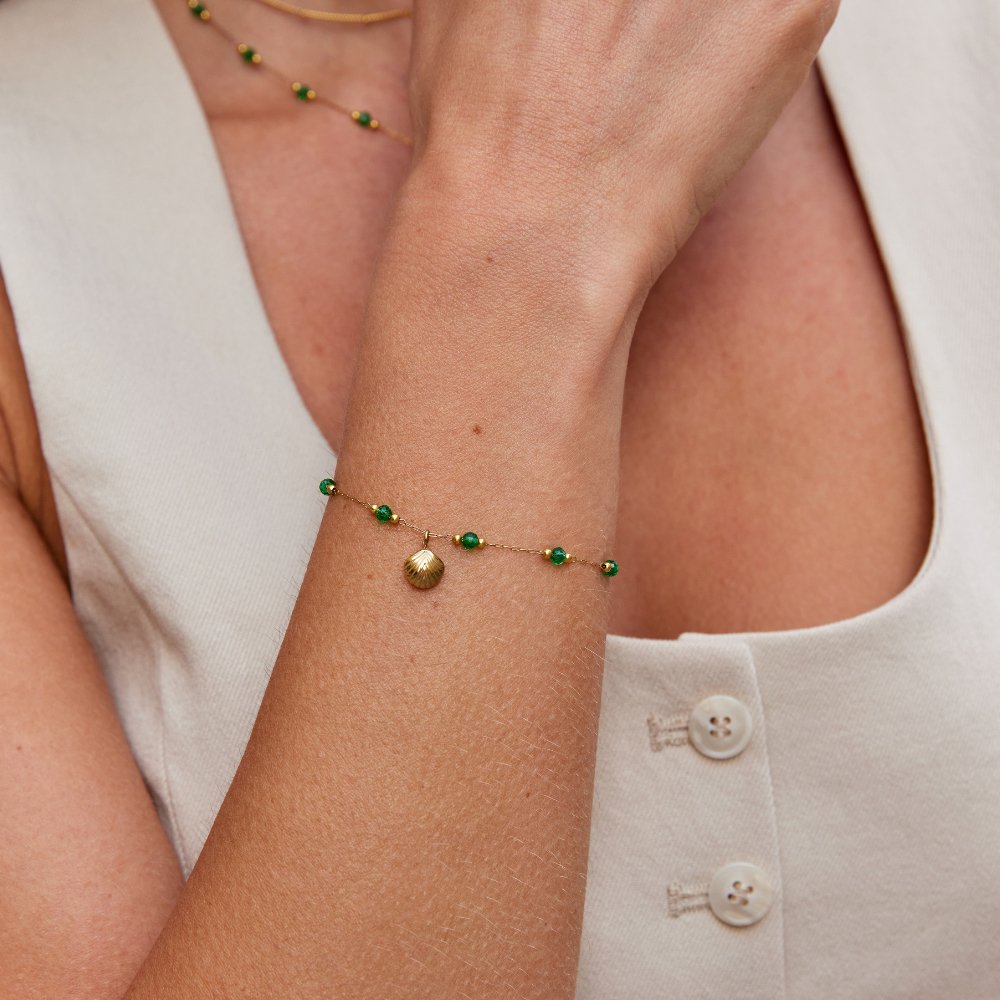 Nerissa Gouden Shell & Green Bead Armband