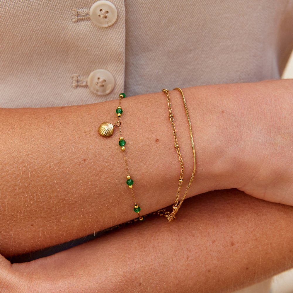 Nerissa Gouden Shell & Green Bead Armband