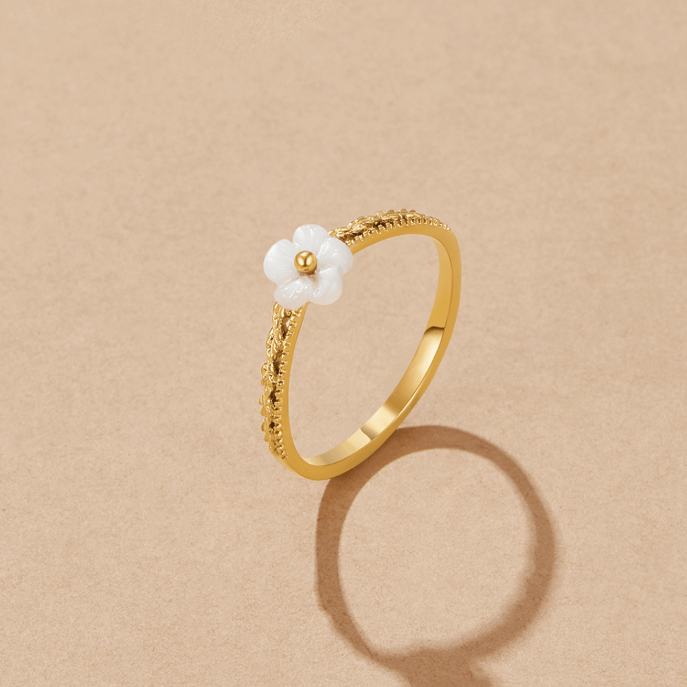 White Petal Shell Ring Hoofdafbeelding