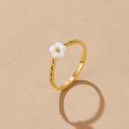 Witte Petal Shell Ring
