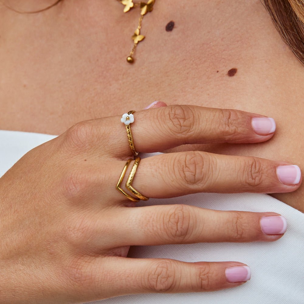 Witte Petal Shell Ring